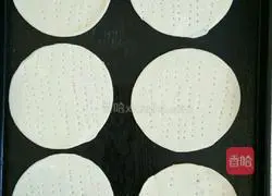 Illustration of how to make homemade dumpling crust pizza 2