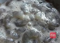 Illustration of how to make fried peas and shrimps 1