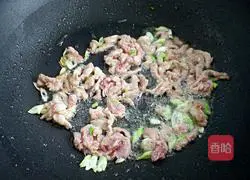 Illustration of how to make braised noodles with spicy pepper 3