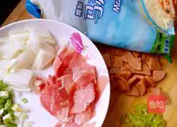 Illustration of how to make sausage pizza 3