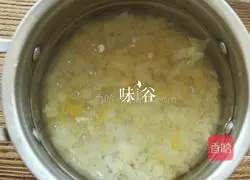 Illustration of how to make Gorgon, Wolfberry and Tremella Soup 4