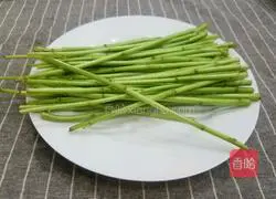 Illustration of how to make fried bacon with artemisia terrestris 3