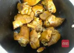 Illustration of braised pig trotters in red wine 3