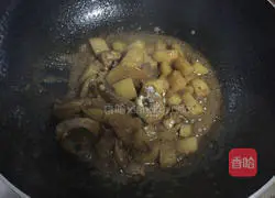 Illustration of how to make potato braised chicken nuggets 8