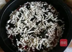 Illustration of how to make bacon seaweed pizza 7