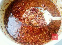 Illustration of homemade spicy oil 10