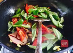 Illustration of how to make fried bacon with green pepper 5