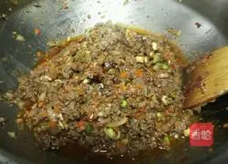 Illustration of how to make sauced beef buns 11