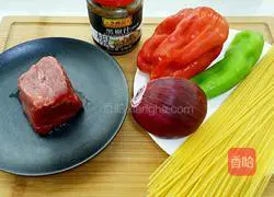Illustration of how to make stir-fried spaghetti with black pepper beef tenderloin 1