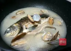 Illustration of how to cook crucian carp with clams 8
