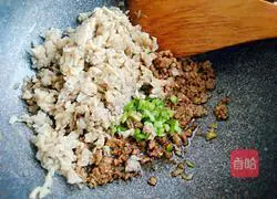 Illustration of how to make braised noodles with yellow mushrooms 15