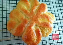 Illustration of how to make flower-shaped coconut bread 9
