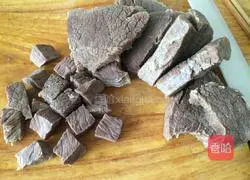 Illustration of how to make beef cubes 4