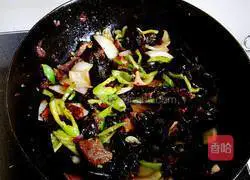 Saute green pepper and fungus in Xuanwei Illustration of how to make ham 5