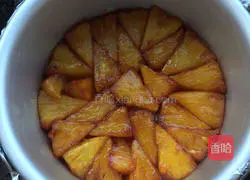 Caramelized pineapple Illustration of how to flip the cake 4