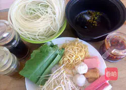 Yunnan Cross-Bridge Rice Noodles Illustration 1