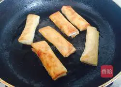 Illustration of how to make cabbage and pork spring rolls 9