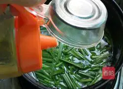 Illustration of how to make leek and tofu soup 7