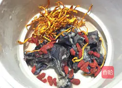 Illustration of how to stew black-bone chicken soup with cordyceps, flowers and wolfberry 2