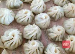 Illustration of how to make shepherd's purse and fresh meat Xiao Long Bao 9