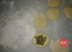 Illustration of how to make mung bean cake and quick-cooked egg puff pastry bread 3