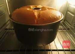 Illustration of how to make eight-inch hollow chiffon cake 17