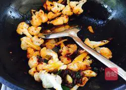 Illustration of how to make vegetables in dry pot 8