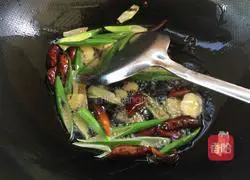 Illustration of how to make spicy fish in dry pot 12