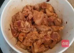 Illustration of how to make steamed pork with spicy rice noodles 3