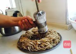 Illustration of making noodles 8