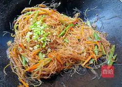Illustration of how to make fried rice noodles with double shreds and green onions 10