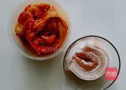 Illustration of how to make spicy kimchi bibimbap 1