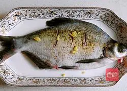 Illustration of how to cook Wuchang fish with mushrooms, chives and onions 2