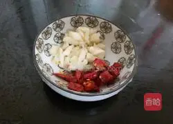 Illustration of how to make Shanghai green garlic paste 2