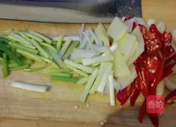 Illustration of how to fry shrimps in sauce and oil 2