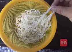 Illustration of how to make fried rice noodles with pickled mustard and shredded pork 5