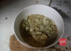 Illustration of how to make peanut sesame candy 3