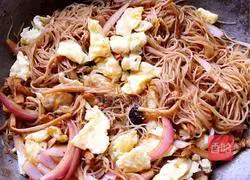 Illustration of how to make fried rice noodles with mushrooms and eggs 10