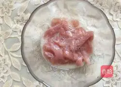 Illustration of how to stir-fry shredded pork with onions and green peppers 1