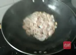 Illustration of how to cook large intestine with pickled cabbage 6