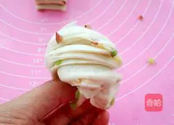 Illustration of how to make bacon rolls 15