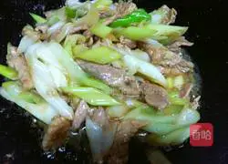Illustration of how to stir-fry meat with green onions 7