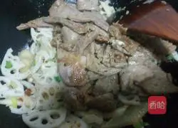 Illustration of how to stir-fry pork liver with kimchi 15