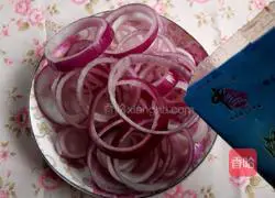 Illustration of how to make fried onion rings with bread crumbs 2