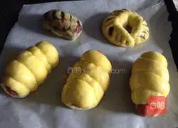 Illustration of how to make sausage bread 13