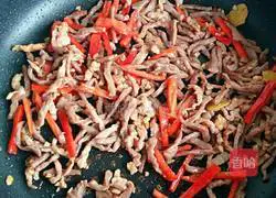 Illustration of how to make shredded pork with green onions 6