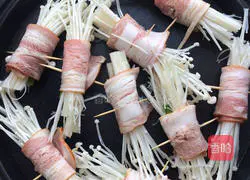 Illustration of how to make pan-fried bacon and enoki mushroom rolls 6