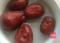 Illustration of how to make papaya, red dates, wolfberry, tremella and rock sugar water 1