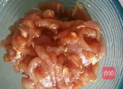 Illustration of how to make shredded pork burritos with Beijing sauce 2