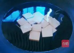 Illustration of how to make fungus and tofu soup 3